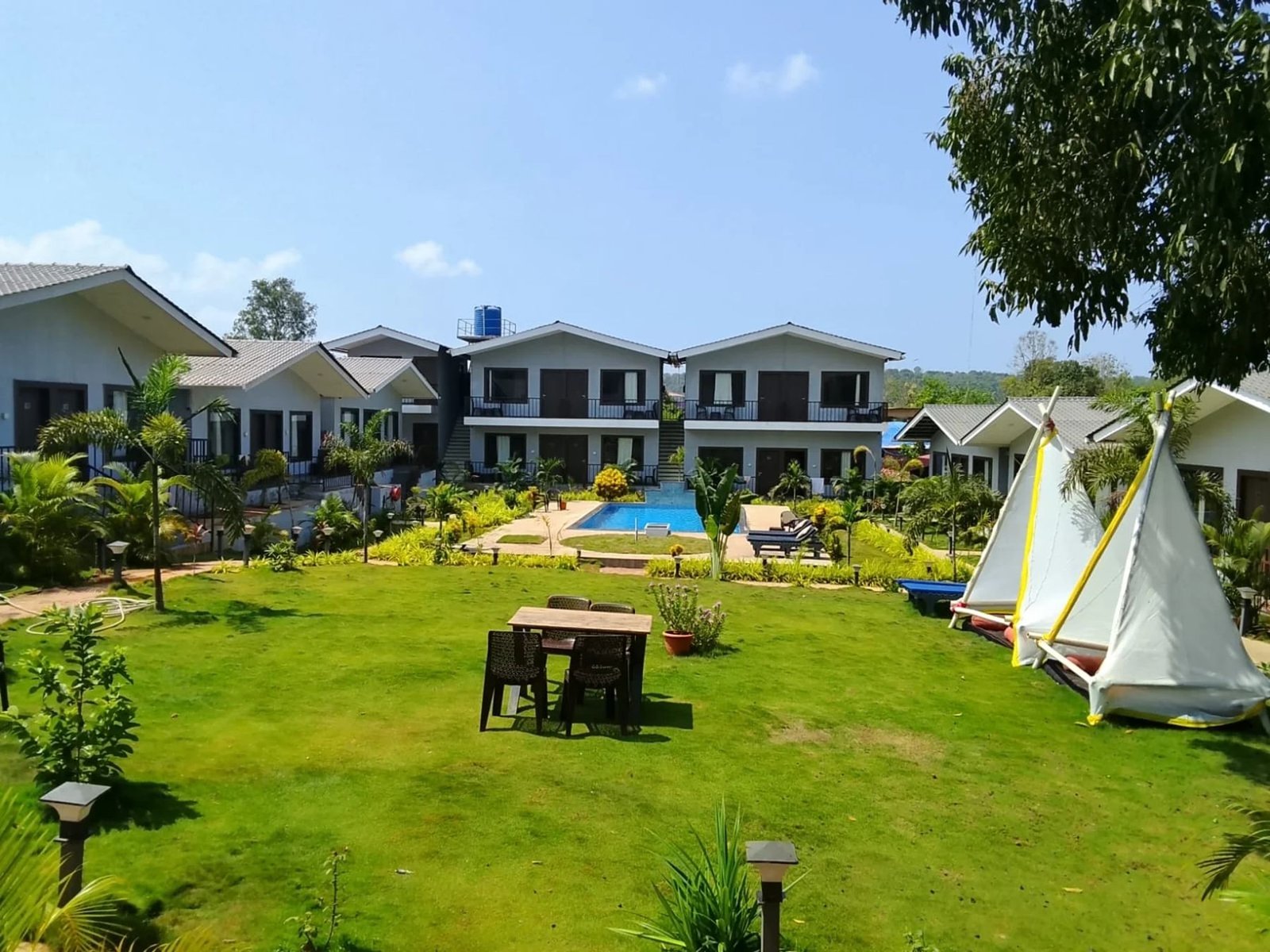Lampost Boutique Hotel, Arambol — pool deck