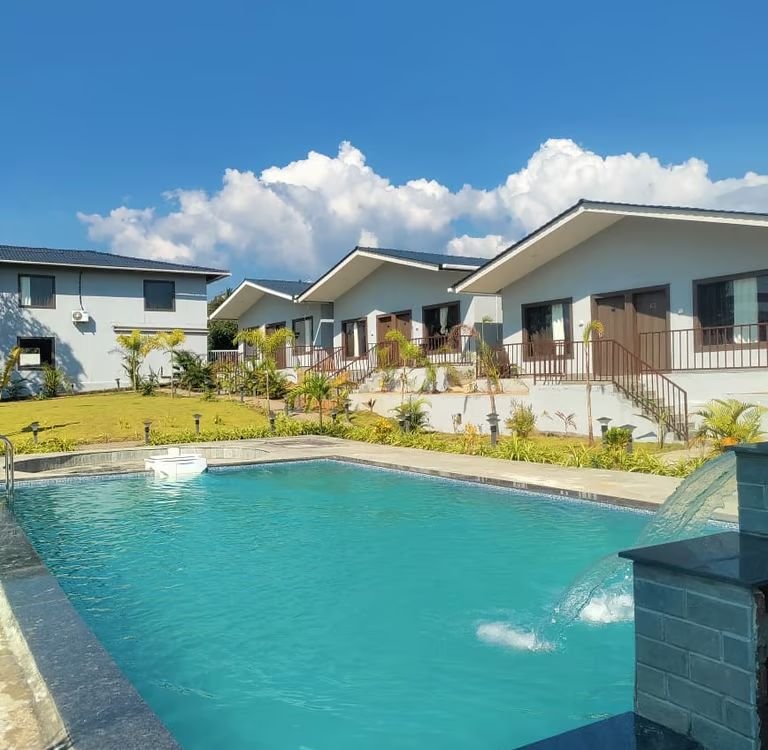 Lampost Boutique Hotel, Arambol — villa exteriors and pool